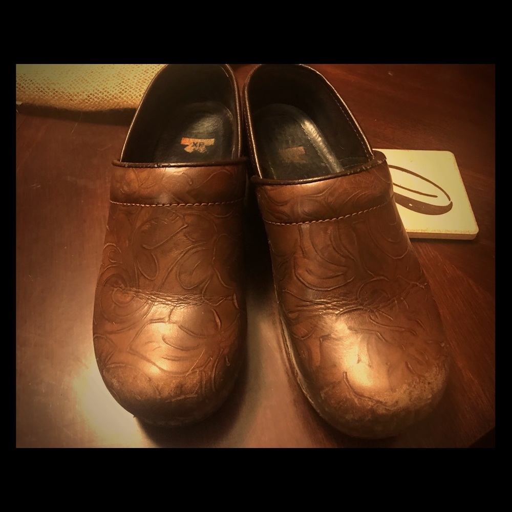 Dansko leather shoes. size 39. ( size 9 ladies)